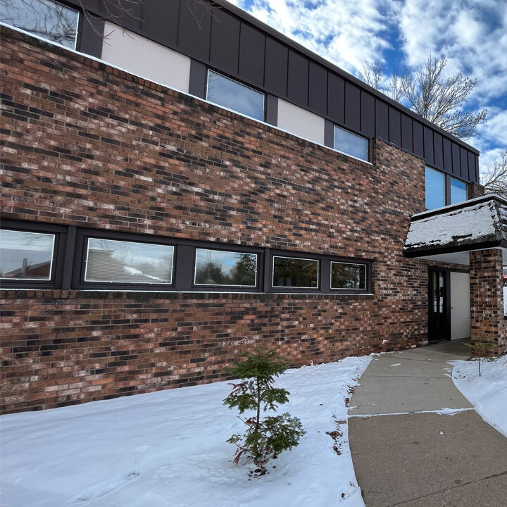 NorthLakes-Community-Clinic-in-Cumberland-Featured-Image-Blog-Post Outside of clinic building in winter