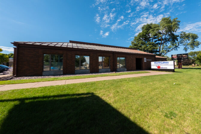 Eau-Claire-Clinic-Exterior-Featured-Image Outside of clinic building on sunny day