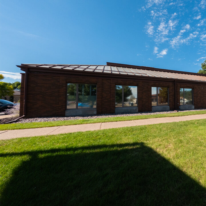 Eau-Claire-Clinic-Exterior-Featured-Image Outside of clinic building on sunny day