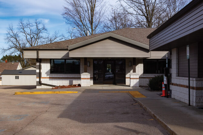 Lakewood-Clinic-Featured-Image Exterior of gray clinic building