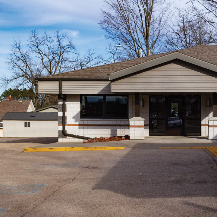 Lakewood-Clinic-Featured-Image Exterior of gray clinic building