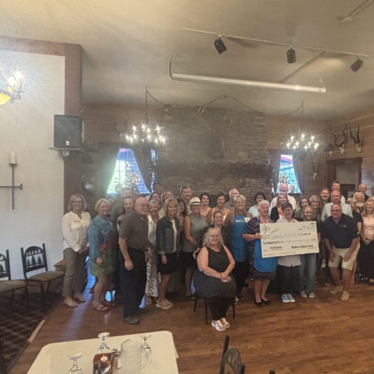 100R3Sawyer25-1 large group in restaurant holding check
